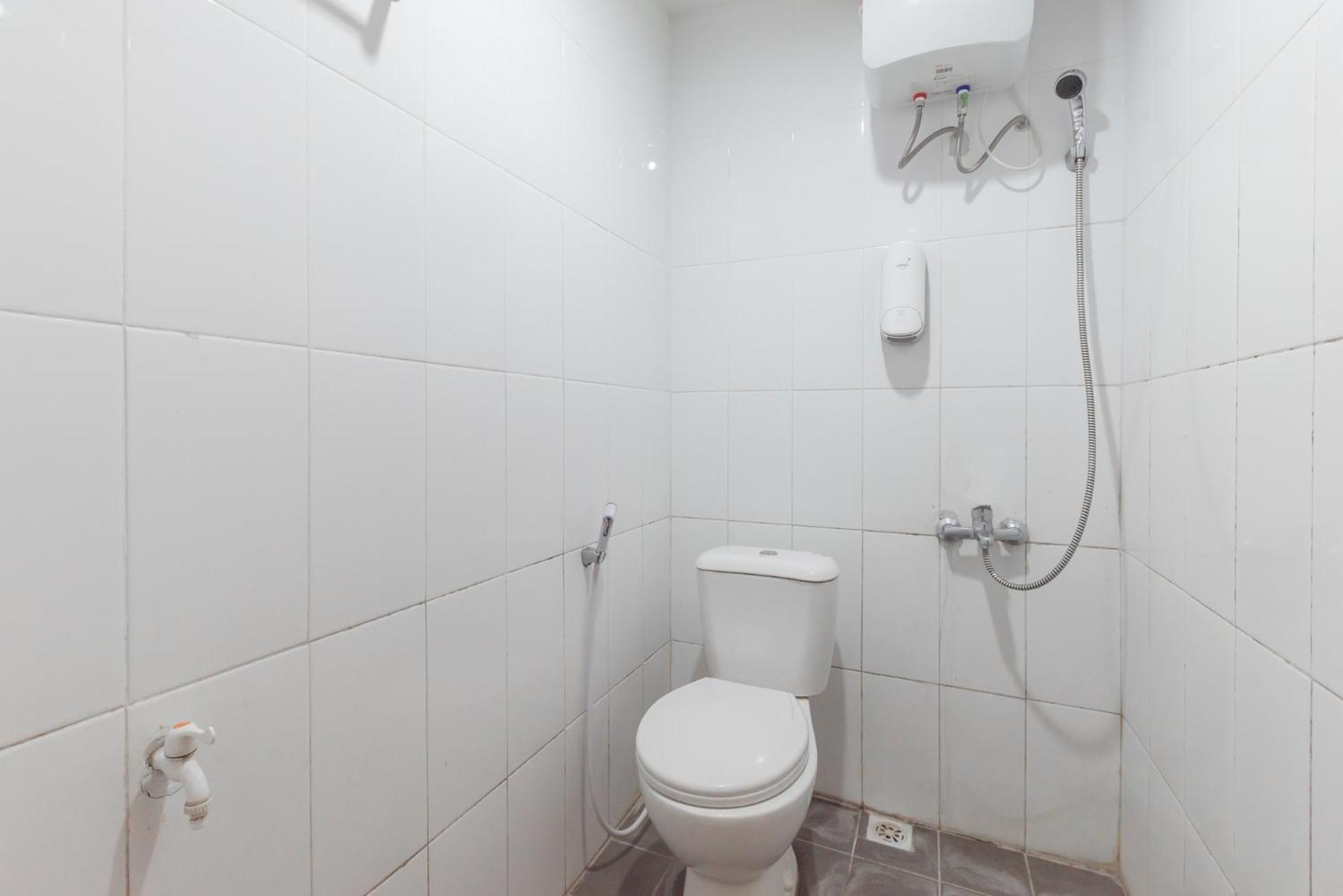 Rossan 4 Near Pasar Redpartner Hotel Lembang