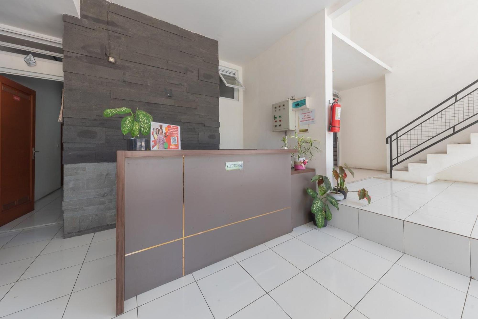 Rossan 4 Near Pasar Redpartner Hotel 3*