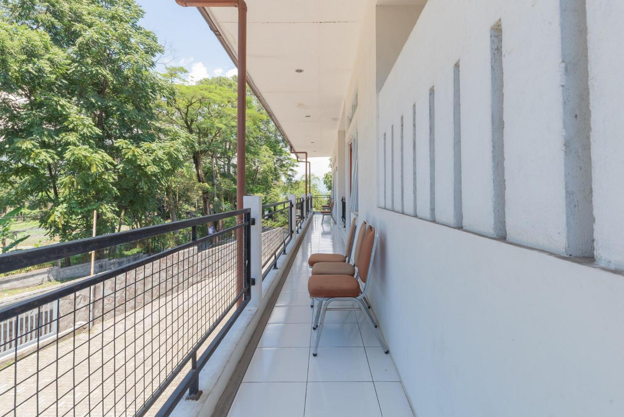 Rossan 4 Near Pasar Redpartner Hotel 3*